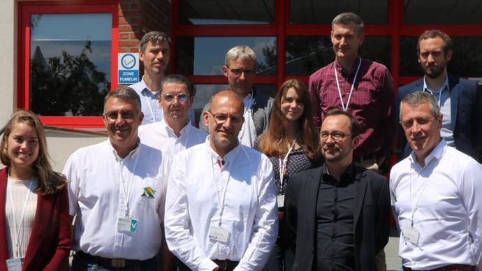 En plus de Earthworm, Lidl, Noriap et Novial, le partenariat associe la chambre d’agriculture des Hauts-de-France, InnovaFeed et Metex NoovistaGo. Au premier plan, David Saelens, vice-président de Noriap et président de Novial (2e à g.), et, derrière lui, le DG de Novial, Gaël Peslerbe. © B. CAILLIEZ