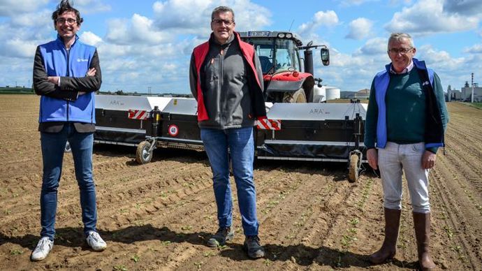 David Sergent, directeur du pôle coopérateurs de Tereos (à g.), Jérôme Hary, membre du conseil de surveillance et président de la commission betterave et Francis Bazelaire, responsable de la ferme de Chevrières dans l’Oise, devant le robot Ara d’Ecorobotix. © MICHEL BLOSSIER/TEREOS