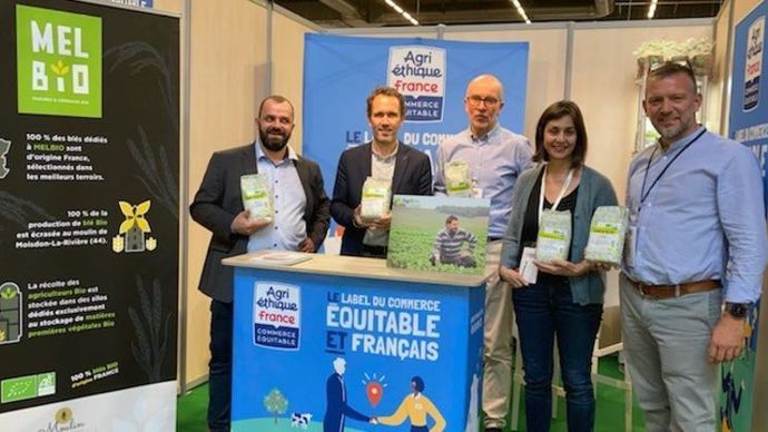 Thierry Clausse, directeur de marché bio du Moulin de Moisdon (à g.), Ludovic Brindejonc, d’Agri-Éthique, Stéphane Vanrenterghem, DG d’Agribio Union, Emmanuelle Soulès, responsable filières chez Agribio Union, et Christophe Pollet, directeur commercial d’Agribio Union, ont présenté la farine Melbio Agri-Éthique au dernier salon Natexpo, fin octobre.