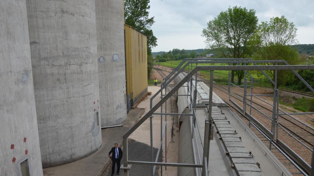 Les silos embranchés sont stratégiques pour les coopératives pour livrer des volumes importants de grains. Encore faut-il que des trains circulent régulièrement... La maintenance d’un kilomètre de rail coûte 20 000 €/an au réseau SNCF. © A. RICHARD 