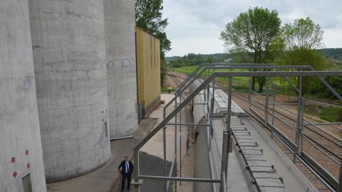 Les silos embranchés sont stratégiques pour les coopératives pour livrer des volumes importants de grains. Encore faut-il que des trains circulent régulièrement... La maintenance d’un kilomètre de rail coûte 20 000 €/an au réseau SNCF. © A. RICHARD 