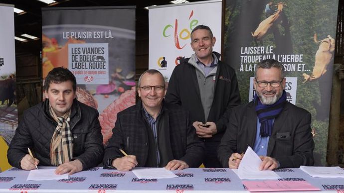 Romain Paret, de Charal (à g.), Bruno Colin, président de Cloé et de Cal Élevage, Patrik Fullemann, responsable de l’activité boucherie chez Système U, lors de la signature du nouveau partenariat label rouge avec Système U, ce mercredi 10 novembre, sur l’exploitation de Xavier Lerond, président de Lorca Élevage (à l’arrière-plan).