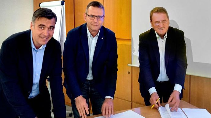 Le 17 mai, Laurent Dubain, DG du pôle agricole d’Euralis (à g.), Christophe Congue, président d’Euralis et François Lafitte, président de la Scaap Kiwifruits de France, ont signé une convention de partenariat pour développer la production de kiwis chez les adhérents d’Euralis.© EURALIS