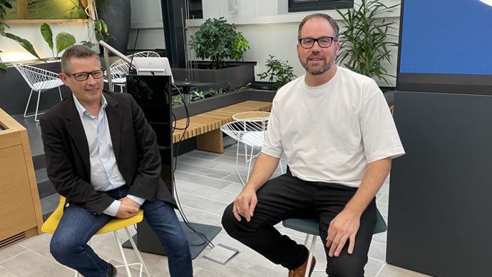 « On est à l’écoute des questions, on reçoit pas mal de monde et on leur montre ce qu’on fait », affirme Philippe Méresse (à g.), responsable du LifeHub Lyon, ici en compagnie de Simon Maechling, responsable du programme Innov4Ag, au centre de recherche de La Dargoire, à Lyon, le 20 octobre 2021. © L. PETIT