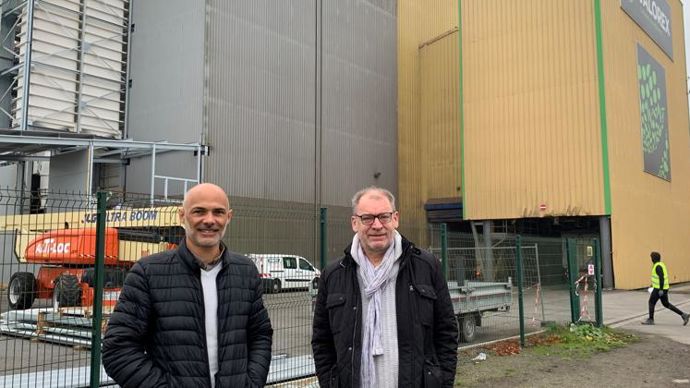 Guillaume Chesneau, directeur des métiers de l’industrie et de l’innovation (à g.), et Stéphane Douabin, responsable développement végétal chez Valorex, devant le site de Combourtillé en chantier pour accueillir le projet de développement des productions de féverole et de soja. © H. LAURANDEL