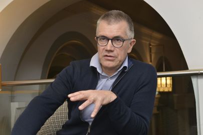 « Après une chute libre de la valorisation beurre-poudre pendant le confinement, le marché retrouve ses fondamentaux, rappelle Damien Lacombe président de Coop de France Métiers du lait et de Sodiaal. Il faut s’attendre à une légère dégradation du prix du lait, de quelques euros, comparé à la précédente campagne ». 