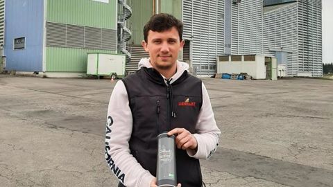 Le siège social de Lienhart SAS, à Boofzheim, héberge des silos et l’usine de trituration Sojameal qui a permis de produire de l’huile de colza, présentée ici par Geoffrey Lienhart, fils du PDG Bruno Lienhart. © C. REIBEL