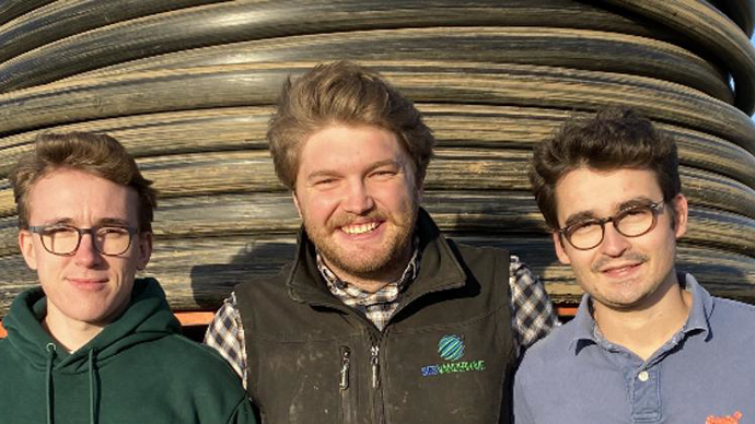 Les fondateurs d’Osiris, Léon Guyard (à g.), Henri Desesquelles et Rodolphe Cockenpot, ont eu l’idée de fabriquer un robot capable d’automatiser les tâches d’irrigation, de fertilisation et de protection des cultures.