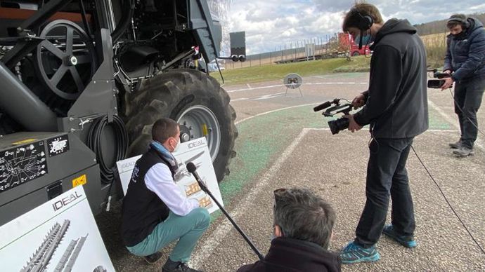 Pour immerger le plus possible les agriculteurs dans l’exposition, la caméra s’est déplacée en extérieur pour filmer le matériel et les experts.