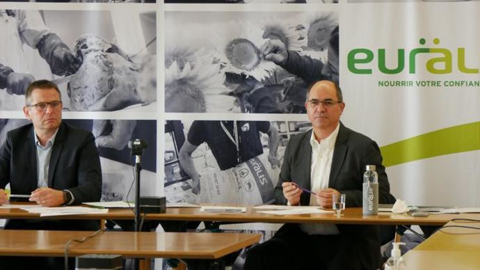 Christophe Congues, président d’Euralis (à g.), et Philippe Saux, DG, sont confiants pour l’avenir du groupe. Les rendements 2021 des cultures atteignent +30 %, l’activité semence est au rendez-vous et les fêtes de fin d’année se présentent bien. © EURALIS
