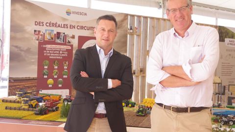 « Les travaux de la chaire Germea, conduite par François Purseigle (à g.), devraient nous permettre de mieux préparer l’avenir », estime Christoph Büren, président de Vivescia. Ici, le 6 septembre sur le stand de la coopérative à la Foire de Châlons. © C. URVOY