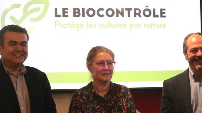 Denis Longevialle, secrétaire général d’IBMA France (à g.), Céline Barthet, présidente, et Christophe Zugaj, animateur du groupe communication, lors du lancement de l’identité « biocontrôle », le 14 décembre à Paris. © A.-M. LAVILLE
