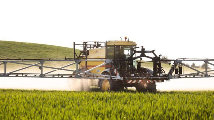 Sur blé tendre et sur orge d’hiver, la formulation adjuvants In-Tech permet de réduire la dose pratique des régulateurs de 40 % sans perte d’efficacité. © C. THIRIET