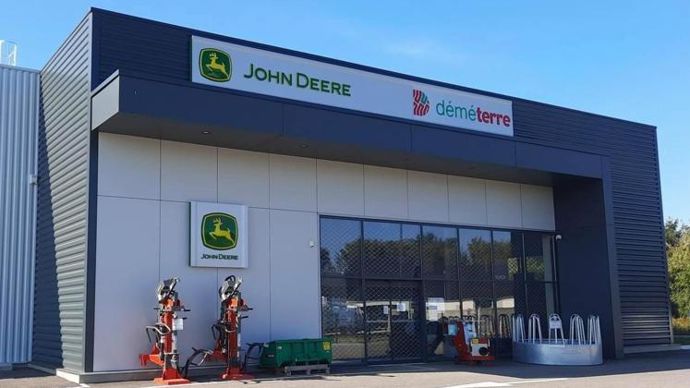 Aujourd’hui portée par une marque forte Déméterre, l’activité machinisme de Terre Comtoise en 2021 a mobilisé 135 personnes réparties sur 13 sites pour un chiffre d’affaires de 62 M€.