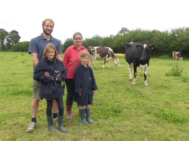 
						Deux en un. Jusqu’à la mi-juillet, accompagnés de leurs filles, Émilie et Maxence Calais changent quotidiennement les vaches taries de paddock. Après le passage des laitières, elles  les finisssent. Ensuite, elles pâturent les prairies naturelles de marais, de qualité un peu inférieure. Cela aura peut-être une incidence sur celle du colostrum.  
							© C. Hue