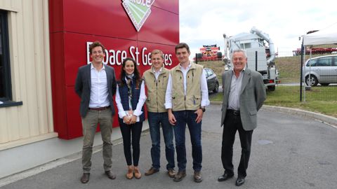 Les trois nouveaux collaborateurs du groupe, Myriam Grouselle, Jean Deray et Gautier Dufour, entourés de Maximilien et Frédéric Carré. © B. CAILLIEZ