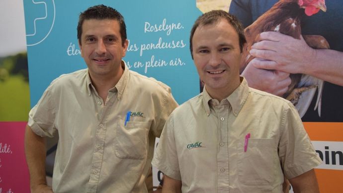 Pour Nicolas Picard (à g.), directeur filière ruminants de la Cavac, et Jérôme Pineau, responsable ruminants, les nouveaux minéraux « made in Cavac » et sa nouvelle ligne d’extrusion permettent de répondre au plus près aux besoins des adhérents. © Y. BOLOH