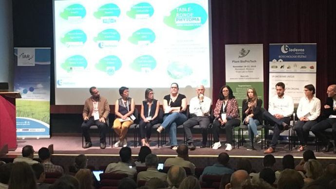 Une dizaine d’intervenants de la distribution, de l’agrofourniture, d’instituts techniques, de l’aval et de la recherche se sont exprimés lors d’une table ronde animée par Valérie Vidril, rédactrice en chef de « Phytoma » (au pupitre). © R. FOURREAUX