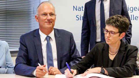 La laiterie a recruté depuis six mois Nicolas Courtier comme nouveau directeur des ressources humaines, ici en train de signer des conventions en faveur de l’emploi, le 30 septembre dernier. © A. DUFUMIER