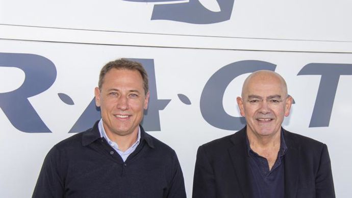 Nicolas Lecat (à g.) remplacera Gildas Moumas, le 1er janvier 2020, en tant que directeur général de RAGT Plateau central, à Rodez (Aveyron).