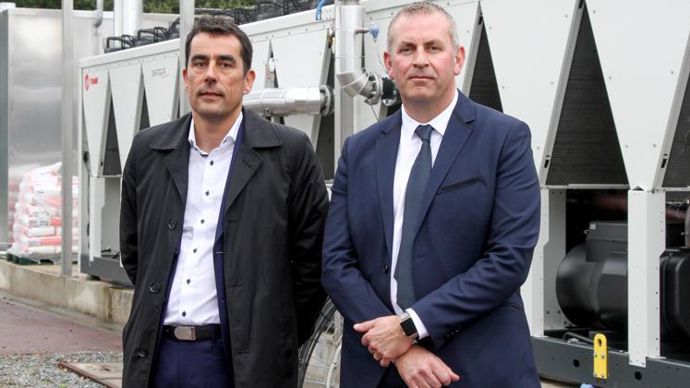 « Tout le dossier est financé. Il nous reste cependant à charge la mise en place de quelques aménagements au sein de la fromagerie pour accueillir la nouvelle installation », constate David Aubrée, directeur de la fromagerie (à dr.), au côté de Mathias Welschbillig, directeur études et innovation de Certinergy solutions. © A. DUFUMIER