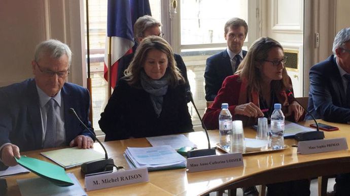 De gauche à droite, Michel Raison et Anne-Catherine Loisier, rapporteurs du groupe de suivi de la loi EGalim au Sénat, Sophie Primas, présidente de la commission des affaires économiques du Sénat, et Daniel Grémillet, président du groupe de suivi, lors de la conférence de presse au Sénat sur le bilan de la loi EGalim, mardi 5 novembre. © H. LAURANDEL