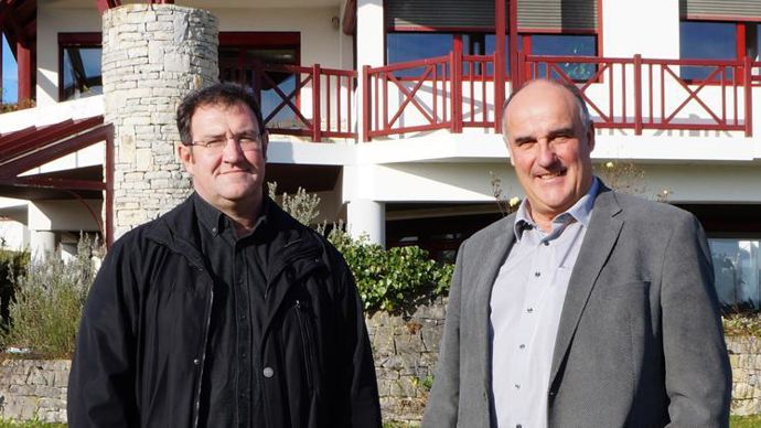Le 3 janvier, Éric Narbais-Jaureguy (à g.) a remplacé Sauveur Urrutiaguer à la présidence de Lur Berri, à Aïcirits-Camou-Suhast (Pyrénées-Atlantiques). © LUR BERRI