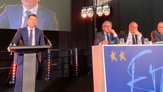 De gauche à droite, Arnaud Le Grom De Maret, futur directeur général d’EMC2, René Bartoli, DG, Philippe Mangin, président, Patrice Brisson, DG adjoint.