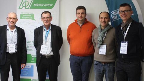 De gauche à droite, Denis Pelé, des Ets Pelé, Martial Loiret, de la Draaf Pays de la Loire, Vincent Bernard, de Négoce ouest, et Alexandre Pohu et Thierry Ménard, des Ets Pohu. © M. COISNE