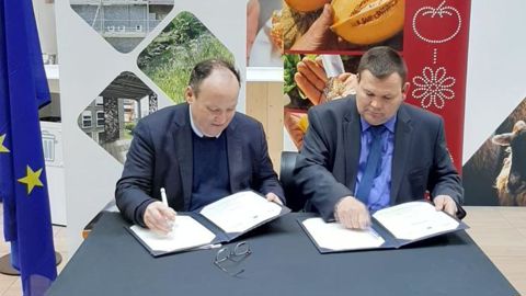 Le vendredi 28 février au Sia, l’accord de prêt a été signé, sur le stand de la Commission européenne, entre Ambroise Fayolle, vice-président de la BEI (à g.), et Sébastien Vidal, vice-président de Limagrain.