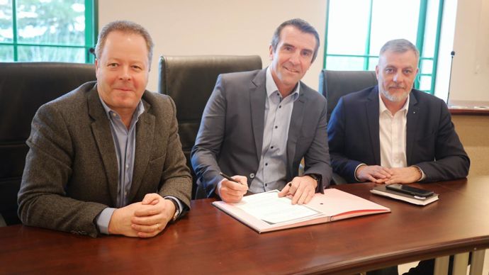 Christophe Beaunoir, DG de Saipol (à g.), a signé le 3 mars un partenariat d’approvisionnement avec Christophe Richardot, DG de Dijon céréales et président de Logivia, et Sylvain Baudry, DG de Logivia.