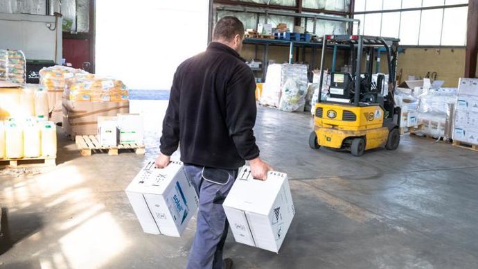 Il est en général demandé aux agriculteurs d’appeler le responsable de site en lui précisant sa commande avant de venir sur place, et de ne plus se rendre à l’intérieur des bâtiments. © C. THIRIET