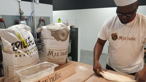 Les premiers boulangers stagiaires ont commencé leur formation à l’école Cuisine mode d’emploi(s) de Toulouse, avec la farine offerte par Arterris. © ARTERRIS