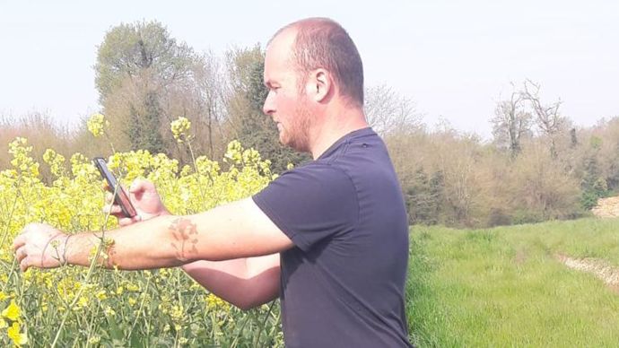 Clément Chataignon, agent relation cultures chez Terre Atlantique, confirme être amené à échanger davantage sur WhatsApp avec le confinement.