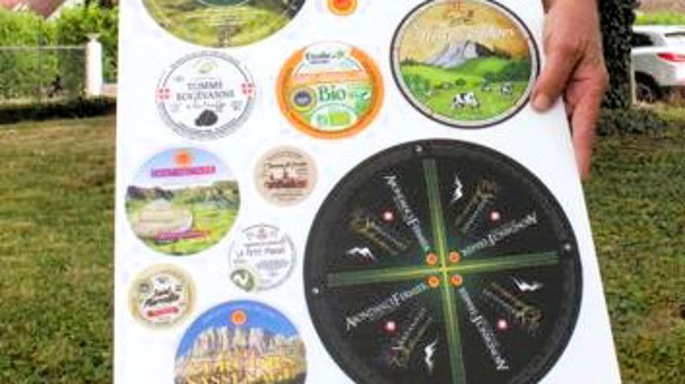 
						Dans les albums de François Ballouhey sont archivées des décennies d’étiquettes de fromages.
							© A.B.