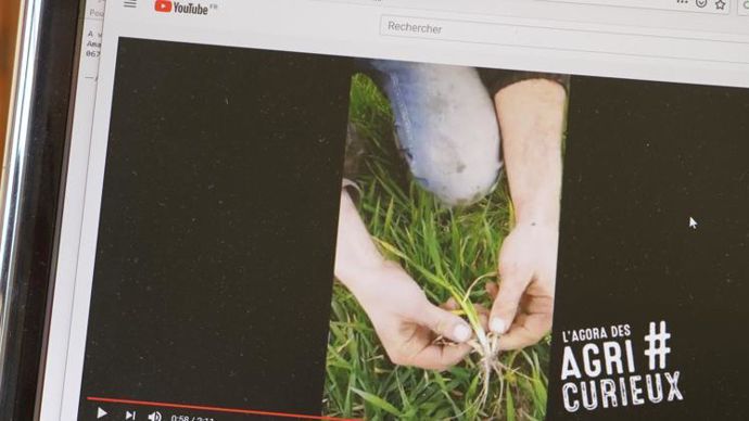 Du déchaumage à l’ensilage de l’herbe, Agora a déjà posté dix vidéos de 2 minutes chacune, à destination des collégiens et de leurs professeurs. © B. CAILLIEZ