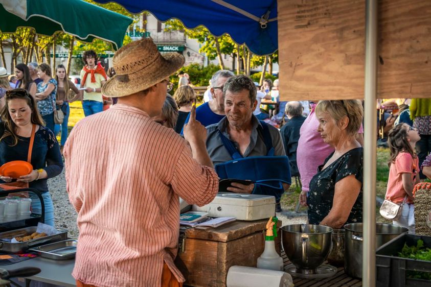 Se faire connaître. Foires et marchés permettent de se faire connaître rapidement. Ici, les Guinguettes fermières, en Lozère : l’office du tourisme finance une animation musicale et les producteurs fournissent jusqu’à 500 repas.
© Ludovic Baldet
Se faire connaître. Foires et marchés permettent de se faire connaître rapidement. Ici, les Guinguettes fermières, en Lozère : l’office du tourisme finance une animation musicale et les producteurs fournissent jusqu’à 500 repas.
© Ludovic Baldet