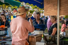 Se faire connaître. Foires et marchés permettent de se faire connaître rapidement. Ici, les Guinguettes fermières, en Lozère : l’office du tourisme finance une animation musicale et les producteurs fournissent jusqu’à 500 repas.
© Ludovic Baldet
Se faire connaître. Foires et marchés permettent de se faire connaître rapidement. Ici, les Guinguettes fermières, en Lozère : l’office du tourisme finance une animation musicale et les producteurs fournissent jusqu’à 500 repas.
© Ludovic Baldet
