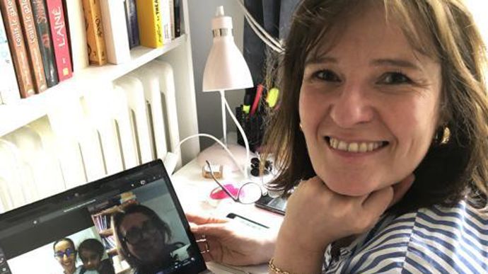 Corinne Lelong, directrice des affaires sociales, fait partie avec son équipe (ici à l’écran, Ilham Bouyazza, à g., et Françoise Franchomme), des collaborateurs de LCA qui sont aux premières lignes de la gestion de crise du Covid-19.