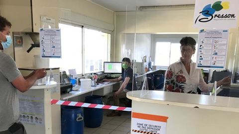 Catherine Racle et son fils Damien, à l’ordinateur, dans le local pont-bascule d’un des onze sites de leur négoce, avec Victor, agent de silo en train de se laver les mains au gel hydroalcoolique. La moisson se prépare chez Bresson qui s’est paré d’un nouveau logo, représentant un épi aux couleurs de l’air, du végétal et du soleil.