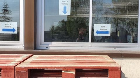 Les adhérents ne rentreront pas dans les bureaux : les documents et les échantillons seront transmis par la fenêtre des silos. © SCARA