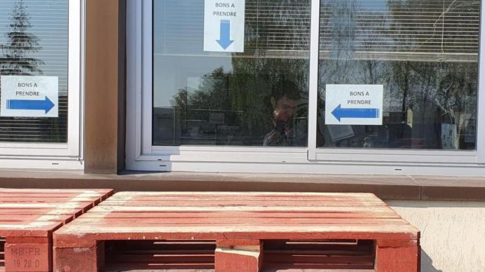 Les adhérents ne rentreront pas dans les bureaux : les documents et les échantillons seront transmis par la fenêtre des silos. © SCARA