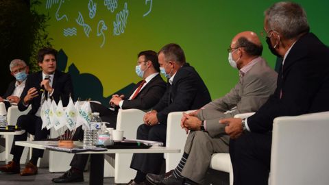 Arnaud Degoulet (2e à dr.) et Serge Le Bartz (derrière le ministre), les présidents d’Agrial et d’Eureden, ont pu échanger avec le ministre de l’Agriculture, Julien Denormandie (à g.), lors d’une table ronde organisée dans le parc-expo de Rennes. © Y. BOLOH