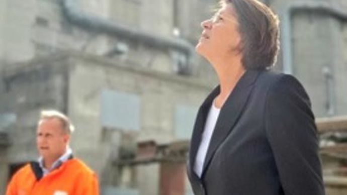 Aude Luquet, députée de Seine-et-Marne, fait partie des élus qui ont répondu à l’invitation de Valfrance sur le site de Vaux-le-Pénil pour mieux comprendre comment les engrais étaient stockés dans les silos de la coopérative.