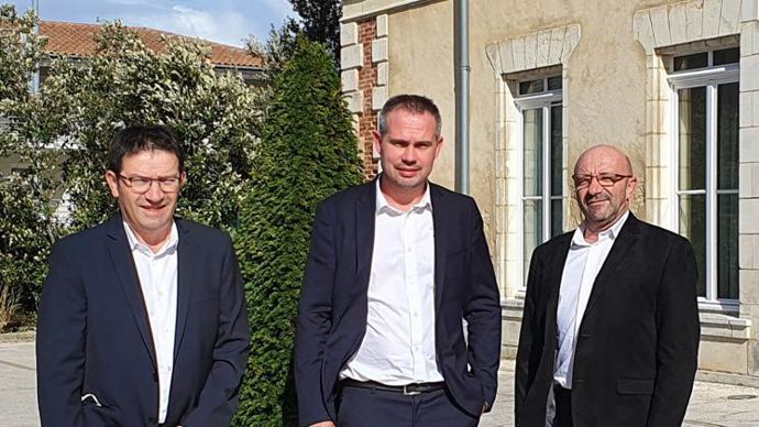 De gauche à droite, Luc Bienaimé, nouveau président d’Atlantique céréales, Jean Simon, directeur général, et Alain Buchou, ancien président de 2009 à 2020.