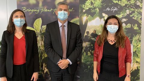 De gauche à droite, Florence Louis, directrice du département « solutions alternatives », Bruno Baranne, président de Syngenta France, et Anne Azam, directrice de la nouvelle division semences de Syngenta France et Europe du Sud. ©  L. PETIT