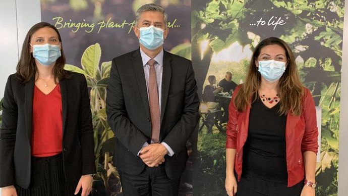 De gauche à droite, Florence Louis, directrice du département « solutions alternatives », Bruno Baranne, président de Syngenta France, et Anne Azam, directrice de la nouvelle division semences de Syngenta France et Europe du Sud. ©  L. PETIT