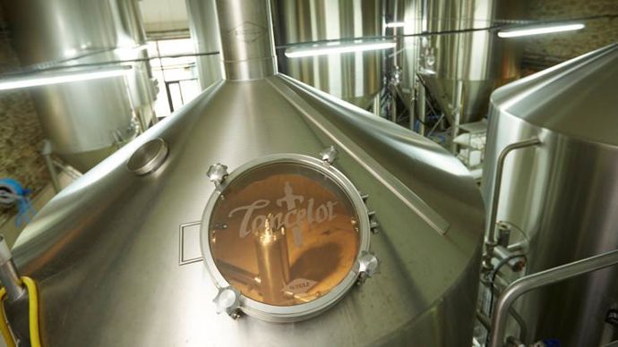 Fondée en 2002, la société Phare Ouest emploie 53 salariés et dispose d’une usine brassicole à Ploërmel (ici, Brasserie Lancelot).