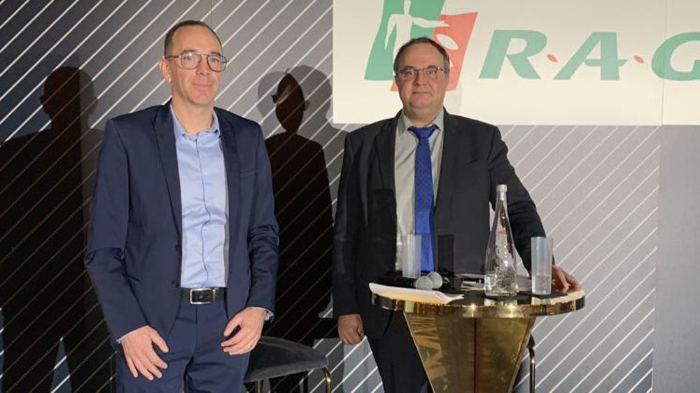 Laurent Guerreiro, président de RAGT (à dr.), et Sylvain Guédou, directeur commercial France, ont annoncé, le 27 janvier à Paris, leur souhait d’impulser une nouvelle direction à l’entreprise. En ligne de mire, de l’innovation dans l’agronomie, le conseil, la captation du carbone et le digital. © I. ESCOFFIER Laurent Guerreiro, président de RAGT (à dr.), et Sylvain Guédou, directeur commercial France, ont annoncé, le 27 janvier à Paris, leur souhait d’impulser une nouvelle direction à l’entreprise. En ligne de mire, de l’innovation dans l’agronomie, le conseil, la captation du carbone et le digital. © I. ESCOFFIER