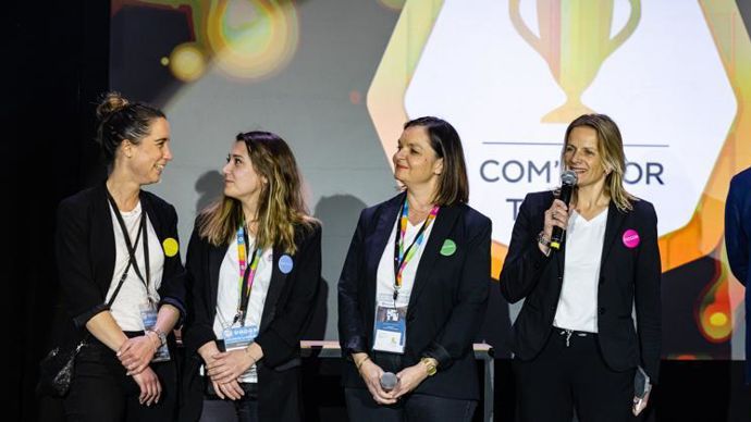 L’équipe en charge du projet Agora des collèges avec, au micro, Carole Cresson, dirigeante de l’Agence « A nous la lune !» qui a mené à bien l’opération depuis cinq ans, lors de la remise du prix, le 24 mars à Lille. © ALEXIS DELESPIERRE
